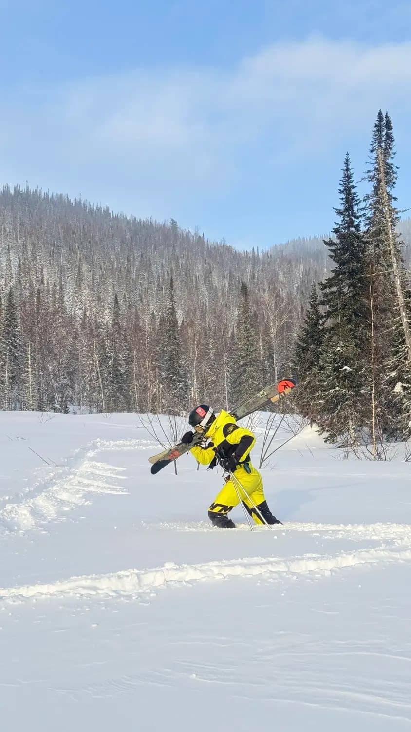 Сноубордист в пухлом снегу Шерегеша, кадр фотографа Powder Club
