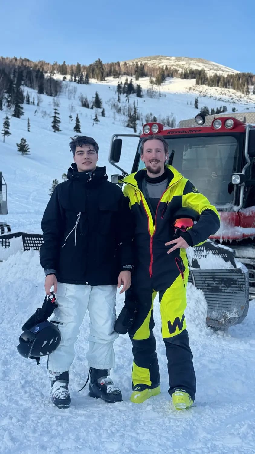 Райдеры Powder Club у ратрака перед выездом на фрирайд