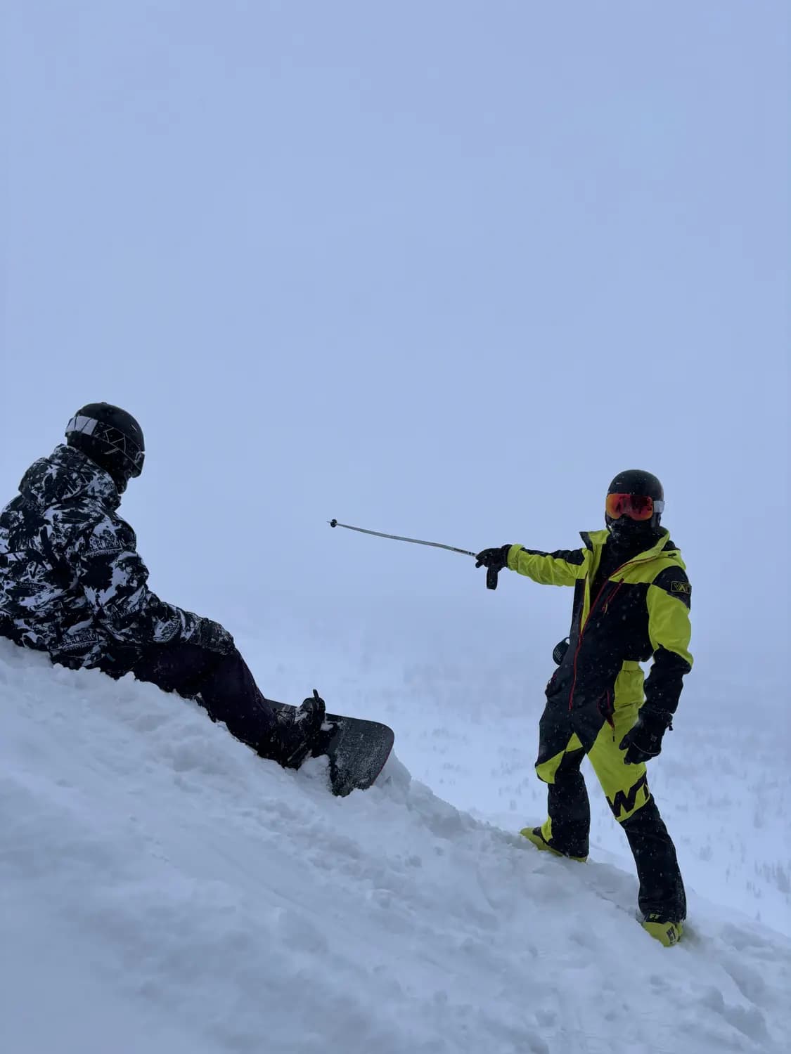 Гид Powder Club показывает ученику линию спуска